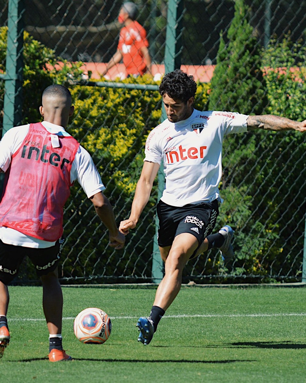 Alexandre Pato durante treino do São Paulo. Saiba onde Assistir o jogo do São Paulo ao Vivo