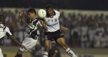 Band reprisa futebol - Vampeta, volante do Corinthians, sobe de cabeça para disputar bola com um jogador do Altlético-MG, na final do Brasileiro de 1999
