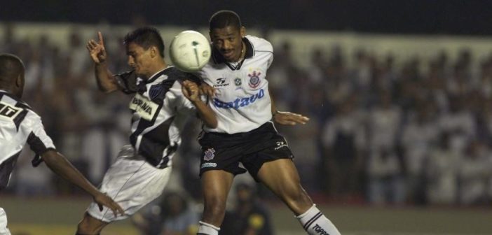 Band reprisa futebol - Vampeta, volante do Corinthians, sobe de cabeça para disputar bola com um jogador do Altlético-MG, na final do Brasileiro de 1999