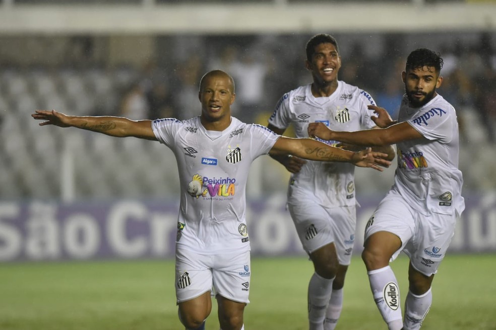 Carlos Sánchez do Santos comemorando Gol Contra Botafogo-SP no Paulistão 2020
