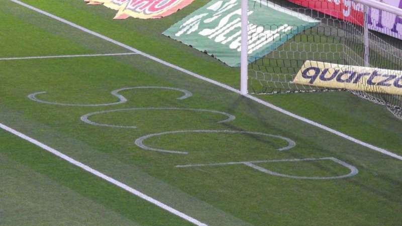 Corinthians adapta pichação de rivais em gramado da Arena