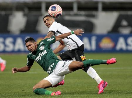 Gabriel derruba Rony, durante a partida entre Corinthians e Palmeiras. Imagem: Rodrigo Coca/Agência Corinthians