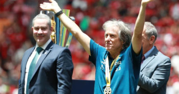 Jorge Jesus com a medalha de campeão da Supercopa do Brasil no peito | Via 2020 Getty Image