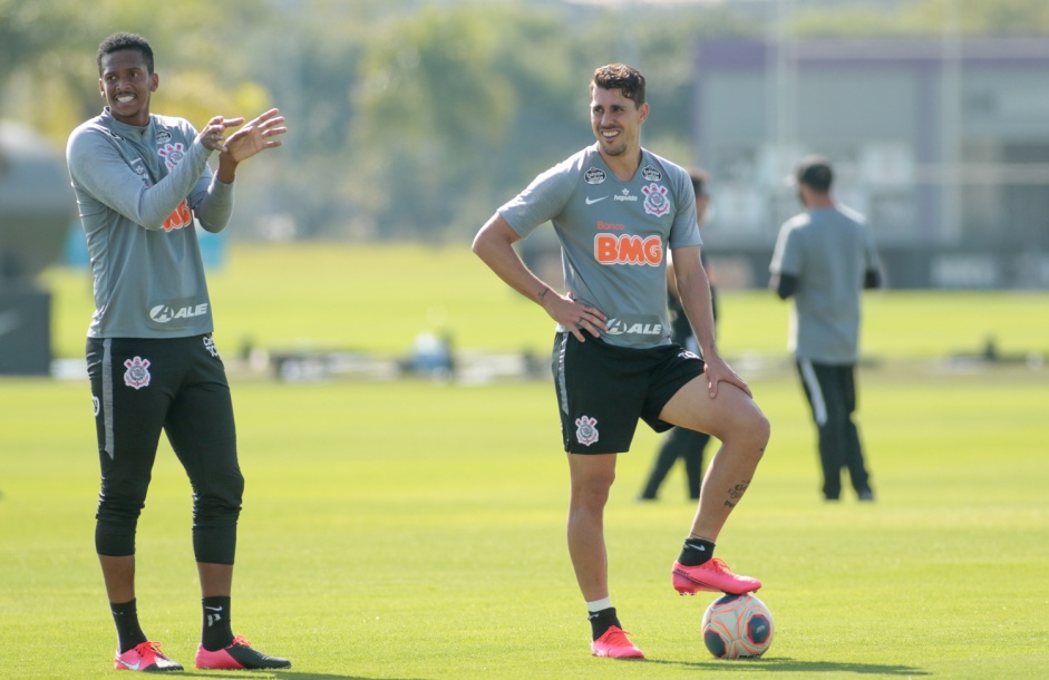 Jô com Danilo Avelar em treino do Corinthians no CT Joaquim Grava — Foto- Rodrigo Coca:Ag.Corinthians