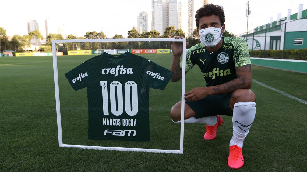 Marcos Rocha recebe placa de 100 jogos no Palmeiras