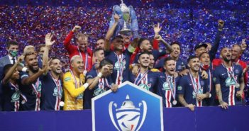O capitão Thiago Silva levanta o troféu da Copa da França conquistada pelo PSG