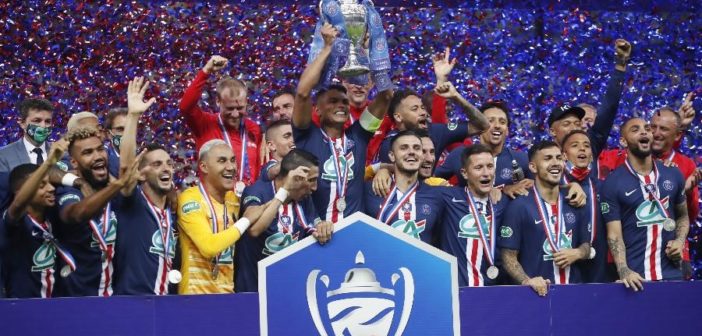 O capitão Thiago Silva levanta o troféu da Copa da França conquistada pelo PSG