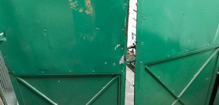 Portão da sede do Palmeiras foi chutado por torcedores após derrota