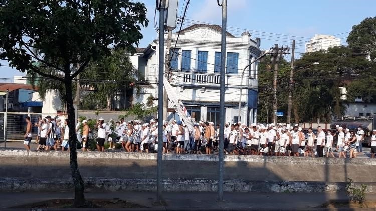 Protesto teve início na Vila Belmiro e seguiu para o CT Rei Pelé