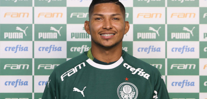 O jogador Rony Palmeiras é apresentado como mais novo atleta da SE Palmeiras, na Academia de Futebol. (Foto: Cesar Greco)