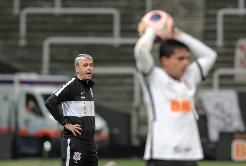 Tiago Nunes orienta Corinthians ao fundo na Arena — Foto: Rodrigo Coca/Ag. Corinthians