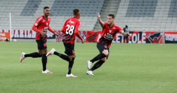 Athletico-PR vence o Goiás em casa e se mantém 100% no Brasileirão