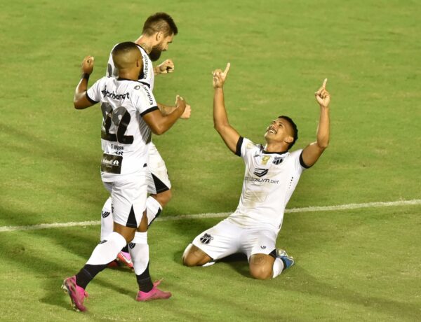 Ceará vence Vitória em jogo de sete gols e três expulsões e avança na Copa do Brasil