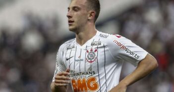 Corinthians confirma venda do lateral Carlos Augusto para clube italiano