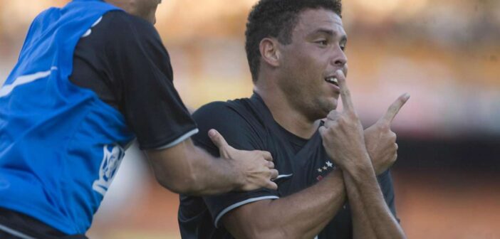 Corinthians provoca São Paulo relembrando gol de Ronaldo Fenômeno