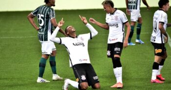 Corinthians vence Coritiba em jogo com pênalti perdido 2 vezes