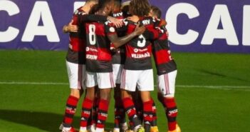 Flamengo bate Coritiba e vence a primeira no Brasileirão