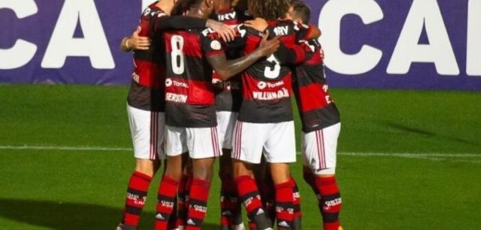 Flamengo bate Coritiba e vence a primeira no Brasileirão