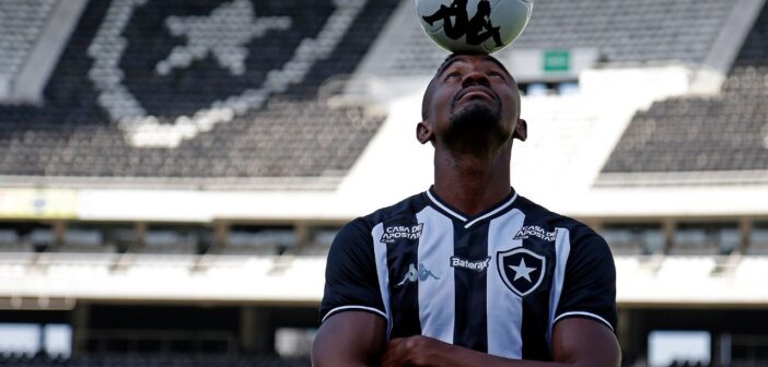Kalou é apresentado no Botafogo e destaca que ainda pode ser útil