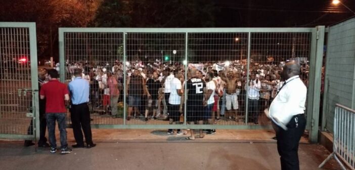 Organizadas do São Paulo fazem protesto no Morumbi antes do jogo com o Bahia
