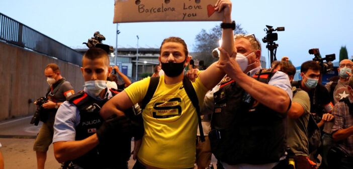 Torcida do Barça invade Camp Nou em protesto e pede permanência de Messi