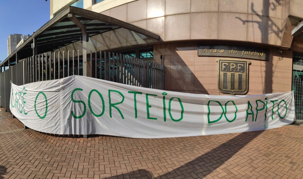 Torcida do Palmeiras Protesta Contra Arbitragem