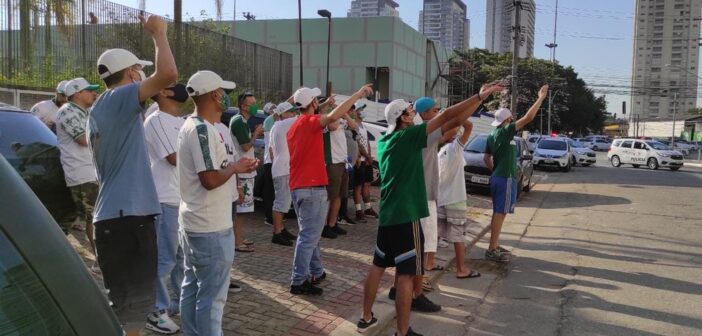 Torcida do Palmeiras vão à sede da FPF protestar contra arbitragem