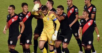 Com gol de goleiro, Atlético-GO vence o Bahia e ofusca estreia de Mano Menezes