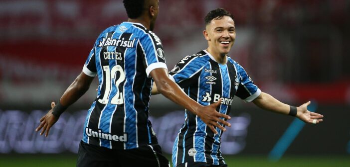 Pepê brilha, Grêmio vence Internacional na Libertadores e encosta na liderança