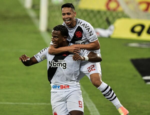 Vasco vence clássico emocionante e afunda o Botafogo