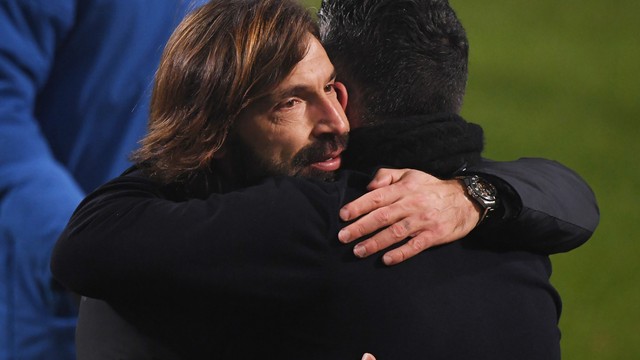 Pirlo e Gattuso se cumprimentam após a final da Supercopa da Itália (Foto- REUTERS:Alberto Lingria)