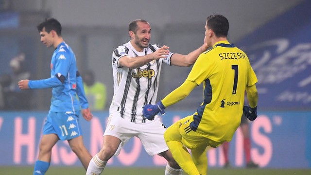 Szczesny e Chiellini comemoram vitória da Juventus sobre o Napoli (Foto- REUTERS:Alberto Lingria)