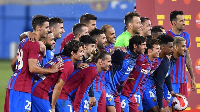 Time do Barcelona posa para foto após vencer Juventus no Joan Gamper (Foto- Pau BARRENA : AFP)